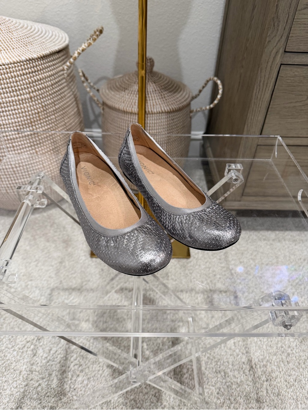 Vionic Anita Ballet Flats in Silver Geo Leather Size 8